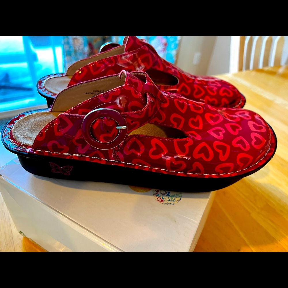 Algeria breast cancer awareness clogs